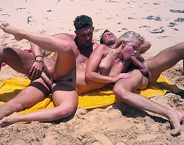 Private porn video: Süße Blondine von zwei Kerlen am Strand gefickt und nach Blowjob ins Gesicht gespritzt