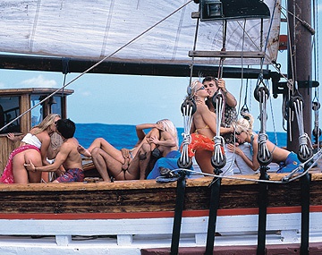 Private porn video: Op een boot hebben Blondines Alexa, Maya, Sandra, Tina en Maria een ruige orgie met harde anale sex