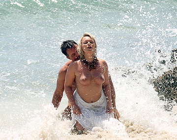 Private HD porn video: Ellen Saint, en la playa escuchando el rumor del mar le hacen un DP y no para de jadear