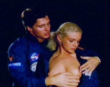 Private porn video: La blonde Christina suce avec volupté en défiant les lois de la gravité dans une capsule spatiale