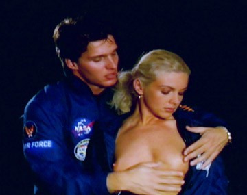 Private porn video: Astronautas follan despacio por el culo y la raja, arriba en el espacio.