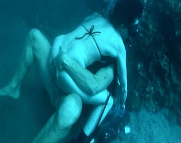 Private porn video: Sabina wordt onder water geneukt in de oceaan