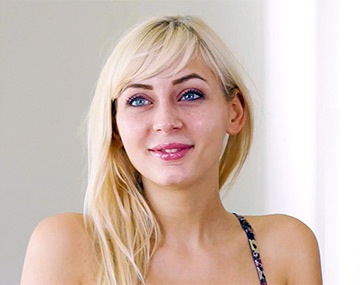 Interview with Nina Blanco in Extras  series with Nina Blanco by Private