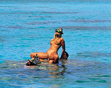 Private porn video: Katja Kean, rubia y de cuerpo perfecto en Bora Bora, en el mar le petó el ojal una taladradora