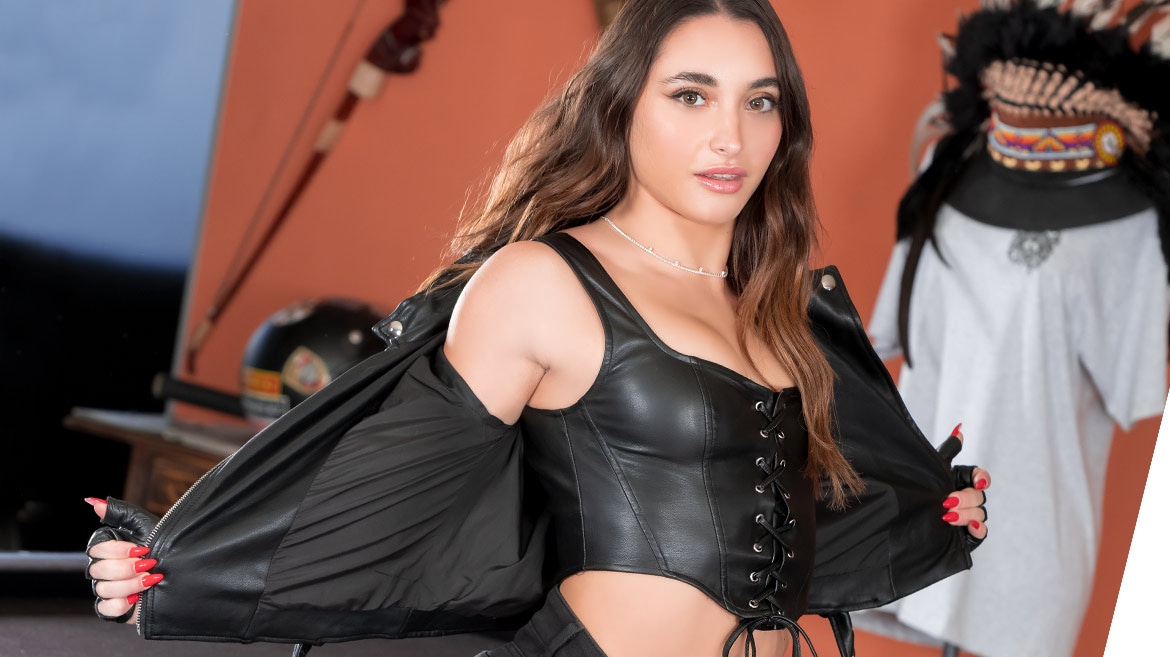 Sara Diamante, motera adicta al cuero y al anal